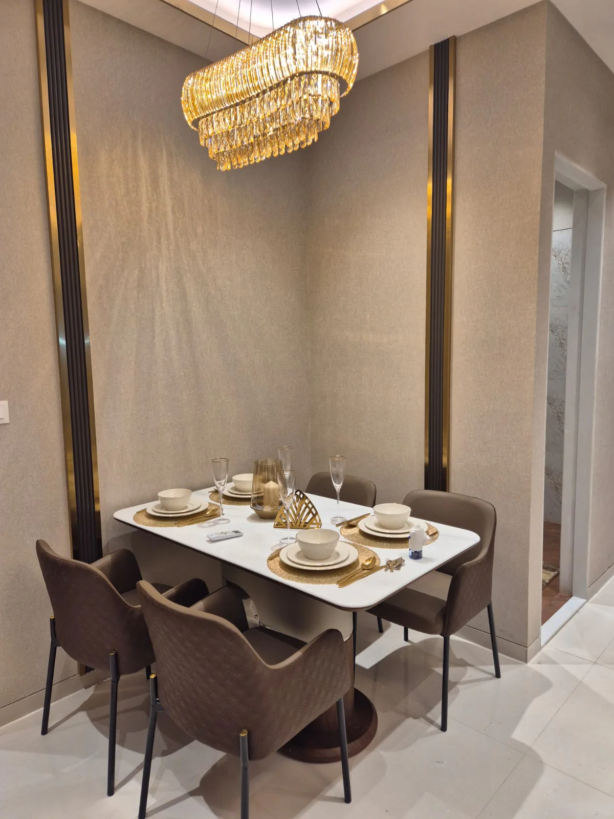 Dining table set in the Unimax Life sample flat